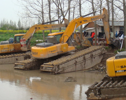 水挖机进行河堤改造工程施工