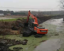 水上挖掘机河道改造清淤作业